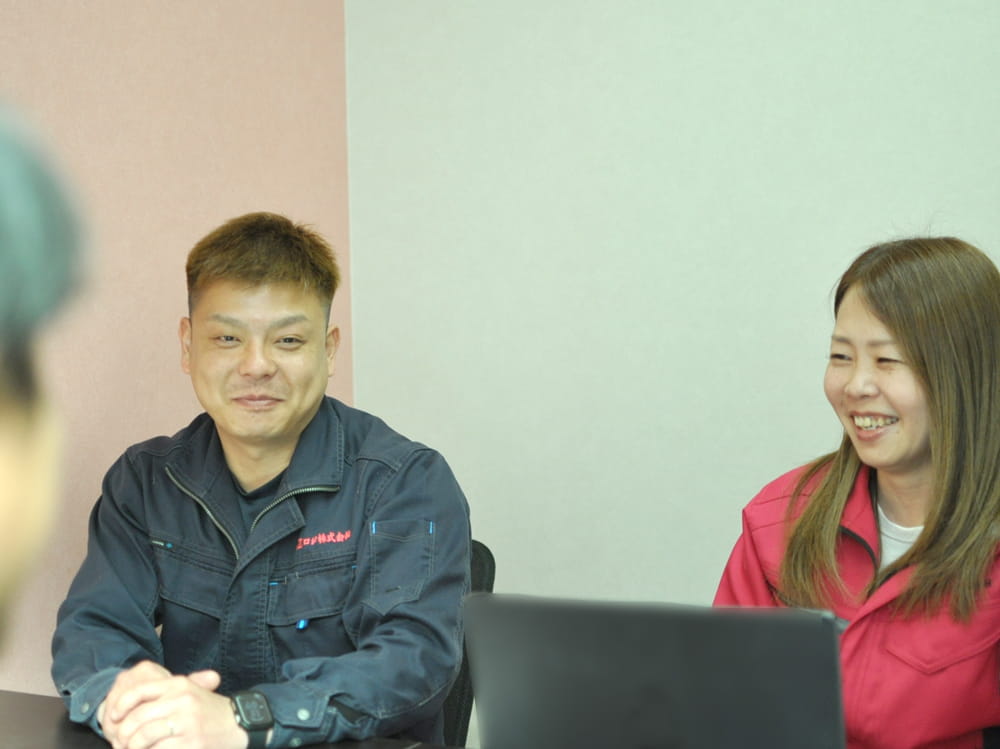AZロジ株式会社 岩田昌紘氏と宮川佳子氏のインタビューの様子