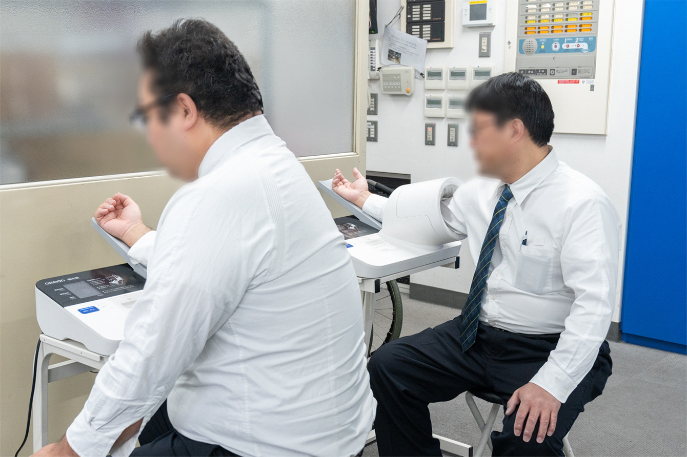 血圧計を使用している様子