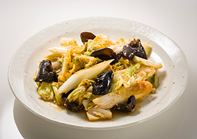 黒きくらげとキャベツの炒め物