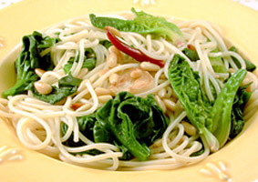 ほうれん草と松の実のパスタ