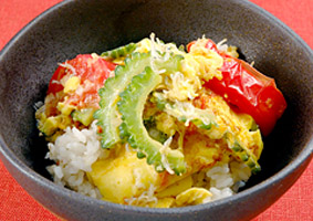 トマトとゴーヤのチャンプルー丼