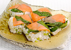小松菜とサーモンの棒寿司