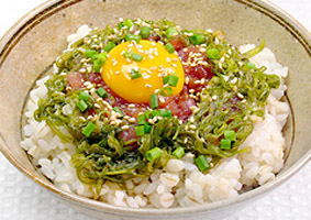 めかぶとまぐろユッケ丼
